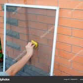 Mujer leyendo cómo limpiar las mosquiteras de su vivienda