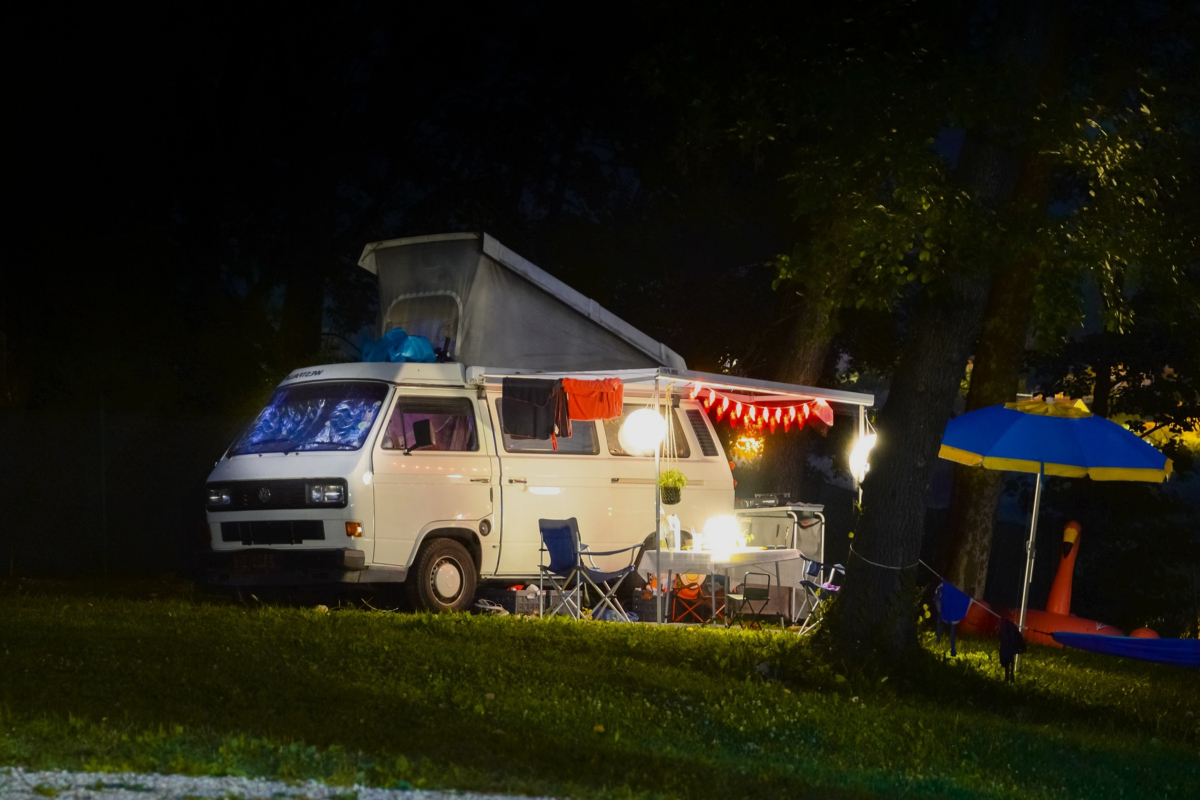 Camping avec une caravane équipée de moustiquaires