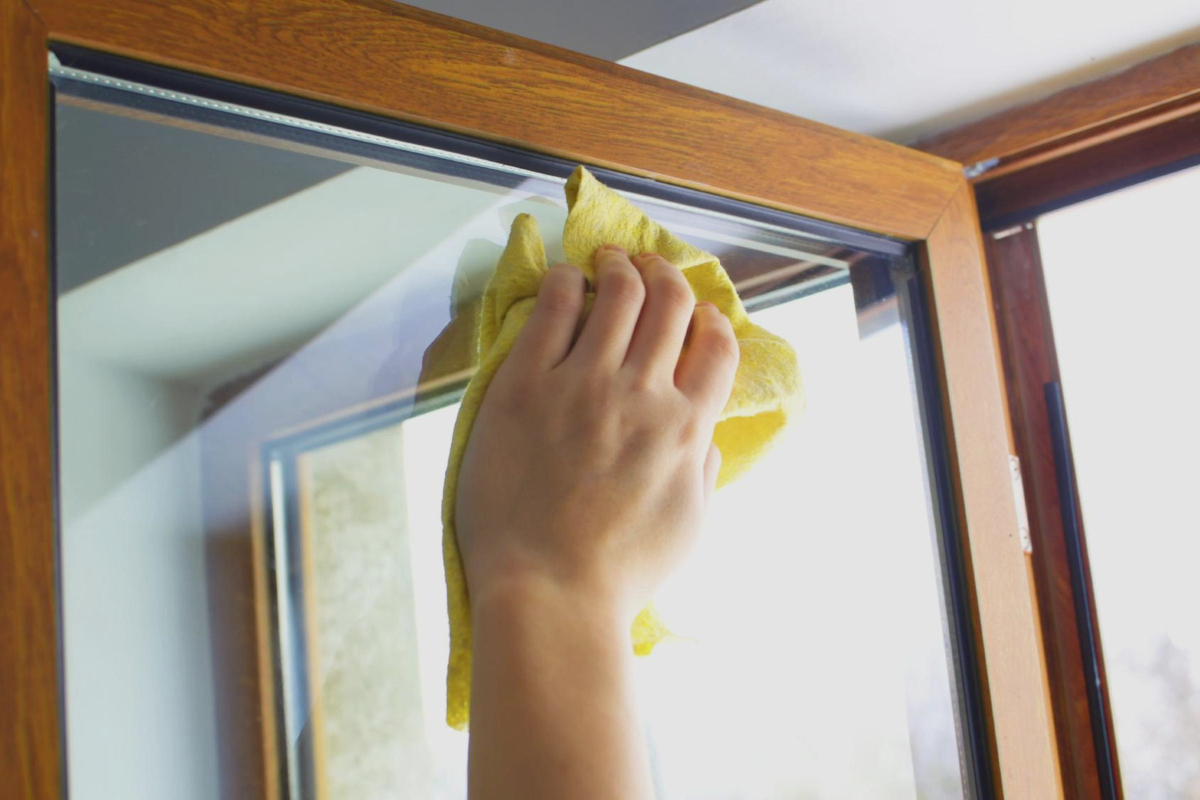 Limpiando la ventana de una mosquitera