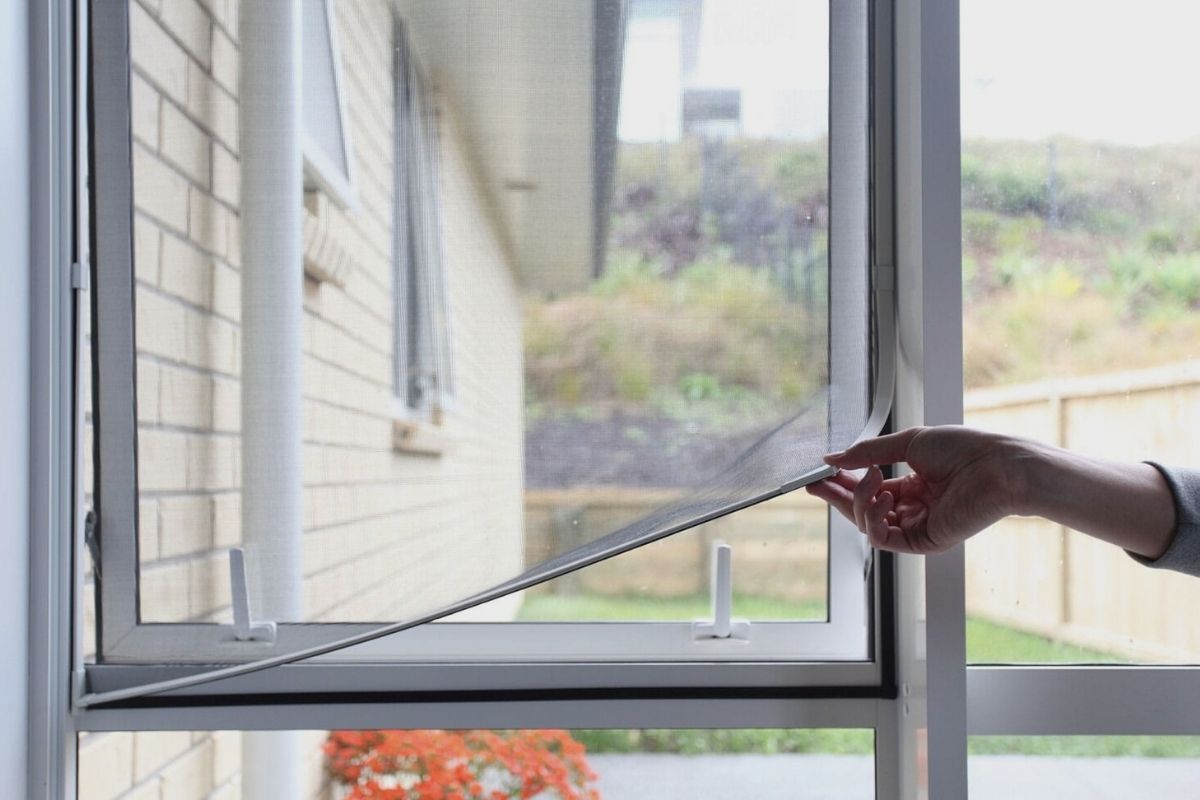 Installation eines magnetischen Insektenschutzes an einem Fenster