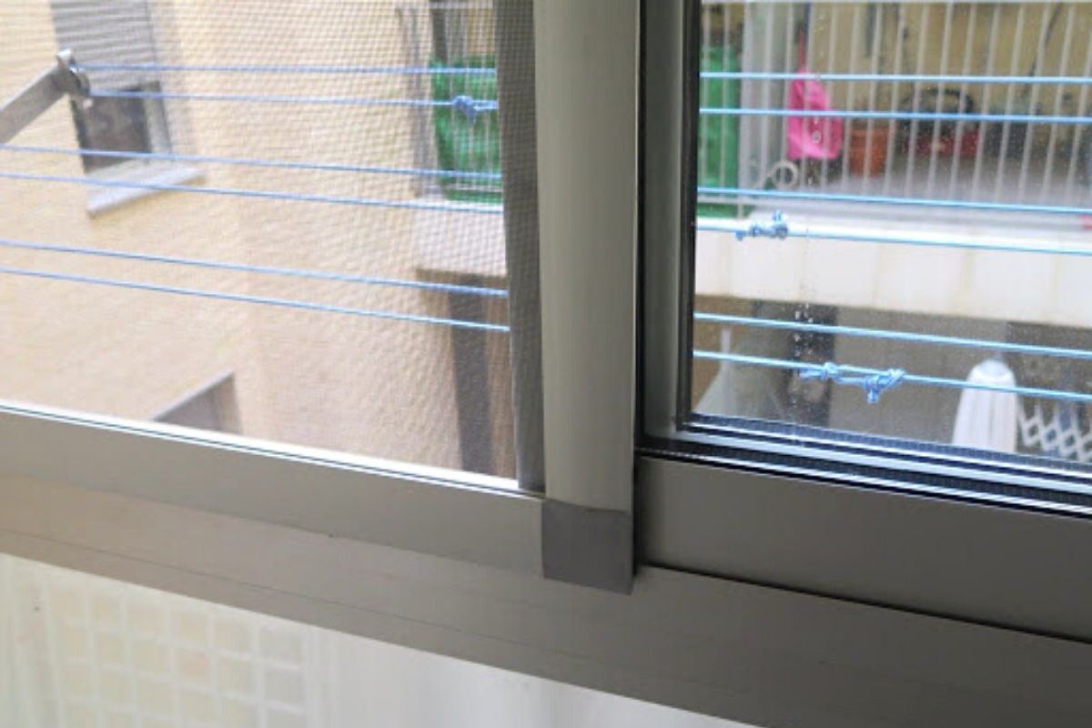 Cómo instalar una mosquitera en una puerta corredera - Mosquiteras24H