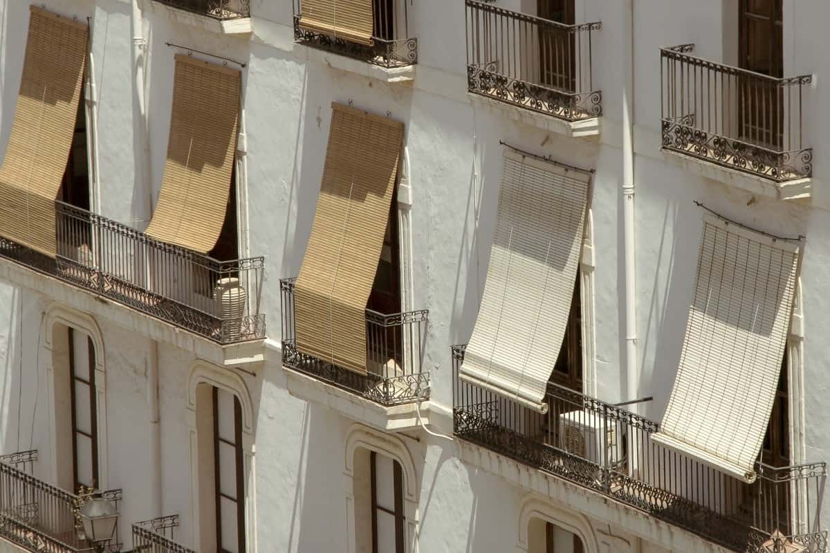 stores en alicantine sur les balcons des immeubles