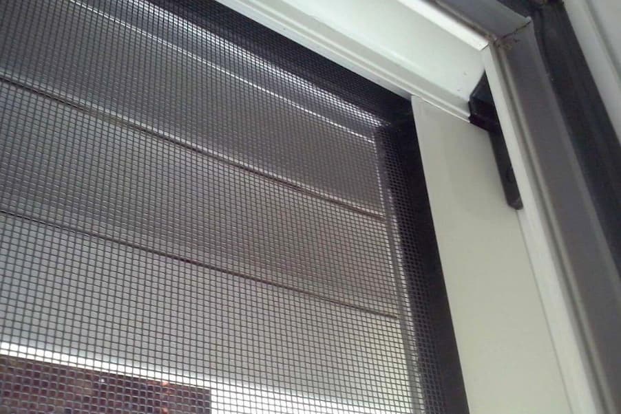 Schiebe-Insektenschutzgitter am Fenster