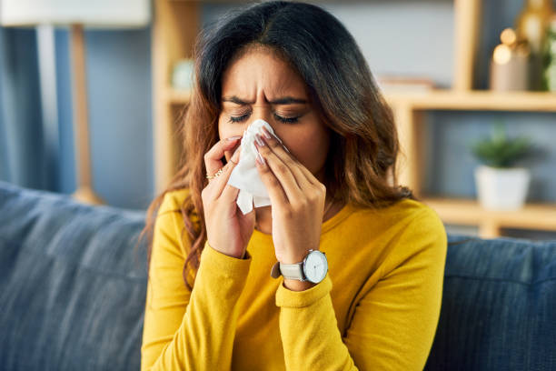 evitar el polen en casa. Chica estornudando