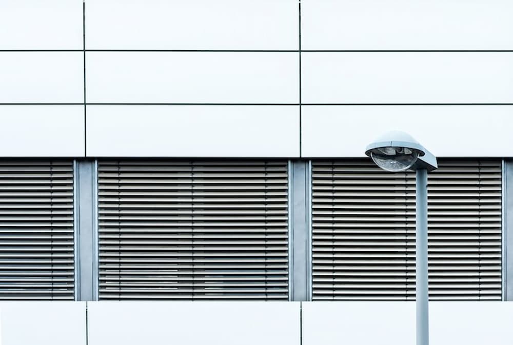 Edificio con persianas de aluminio