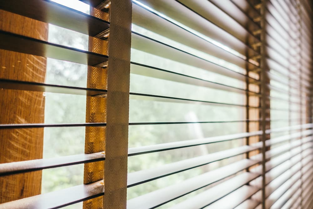 Ventana con persianas abiertas