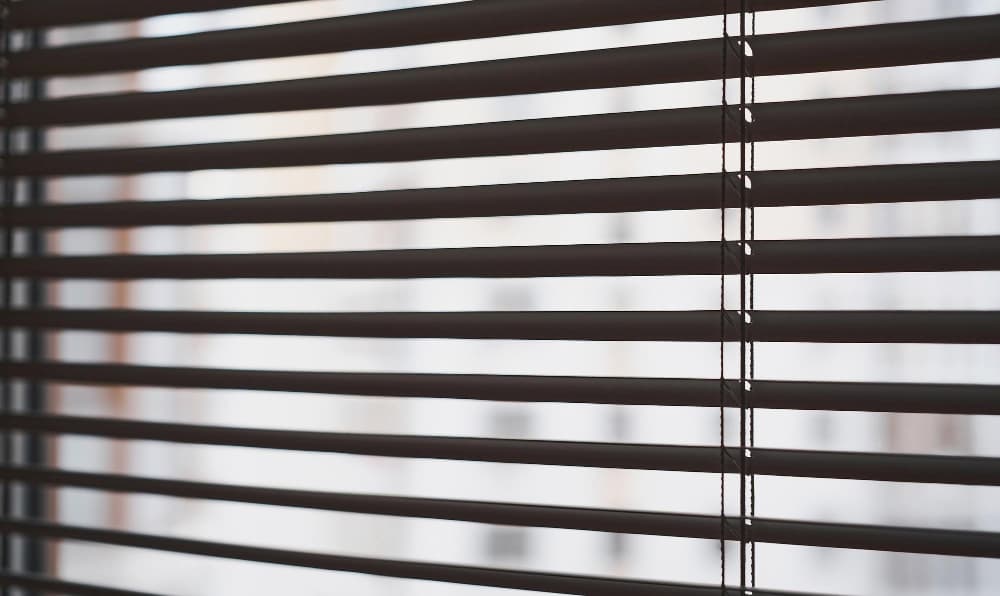 ventana con persiana